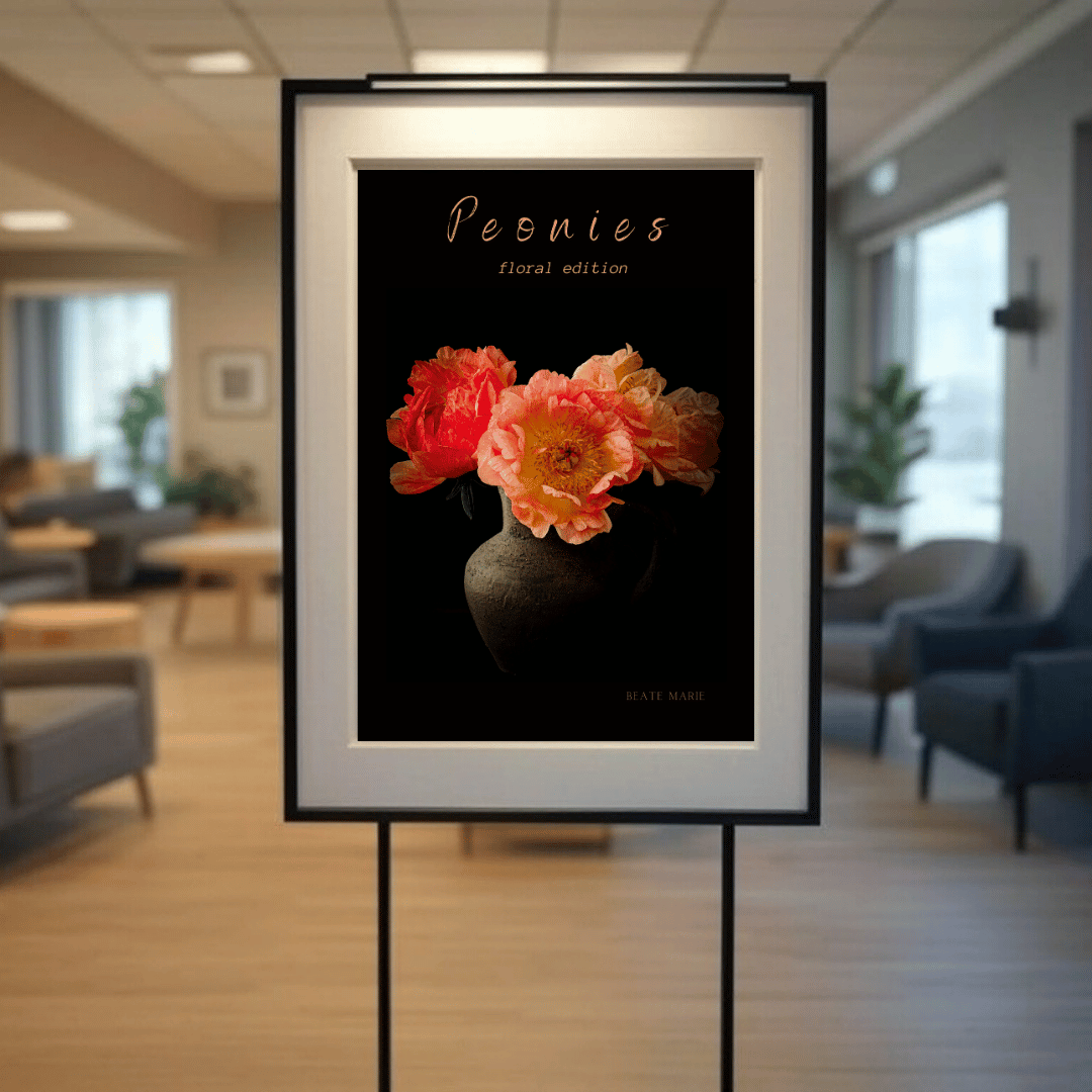 Sunrise Serenade oranje pioenroos print in zwarte lijst op standaard in modern Nederlands kantoor met lichte wanden professionele ruimte