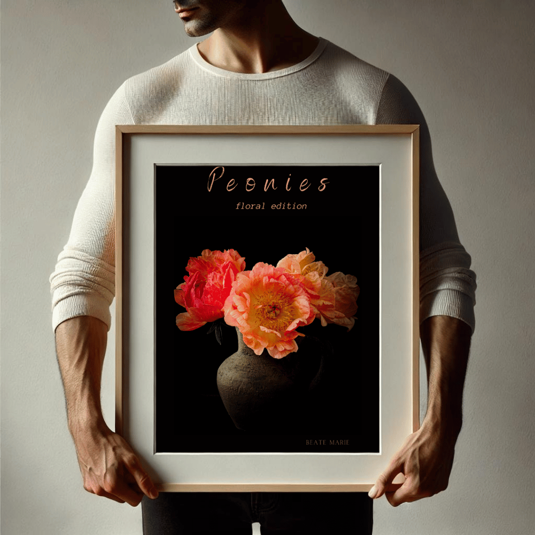 Energieke pioenrozen botanische kunst ingelijst wordt getoond door persoon in beige trui Nederlandse lifestyle fotografie huisdecoratie