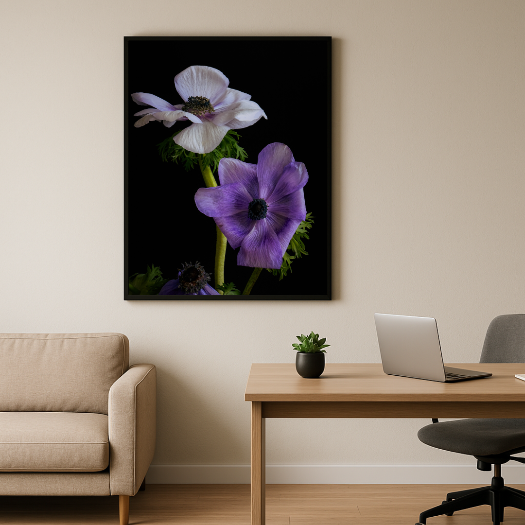 Amethyst Garden botanische kunstprint boven moderne werkplek met beige fauteuil en houten bureau, eigentijds interieur