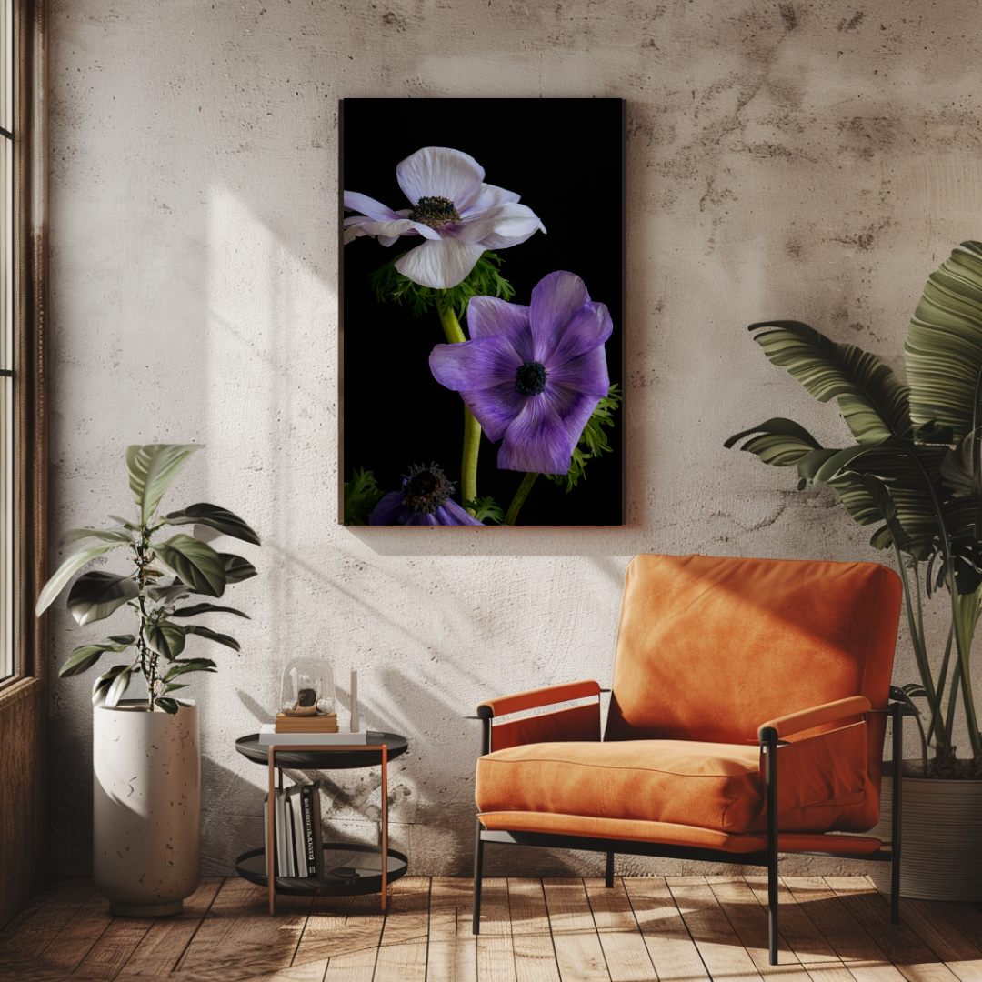 Amethyst Garden anemonen kunstprint boven oranje vintage fauteuil in industrieel interieur met betonnen muur en groene planten