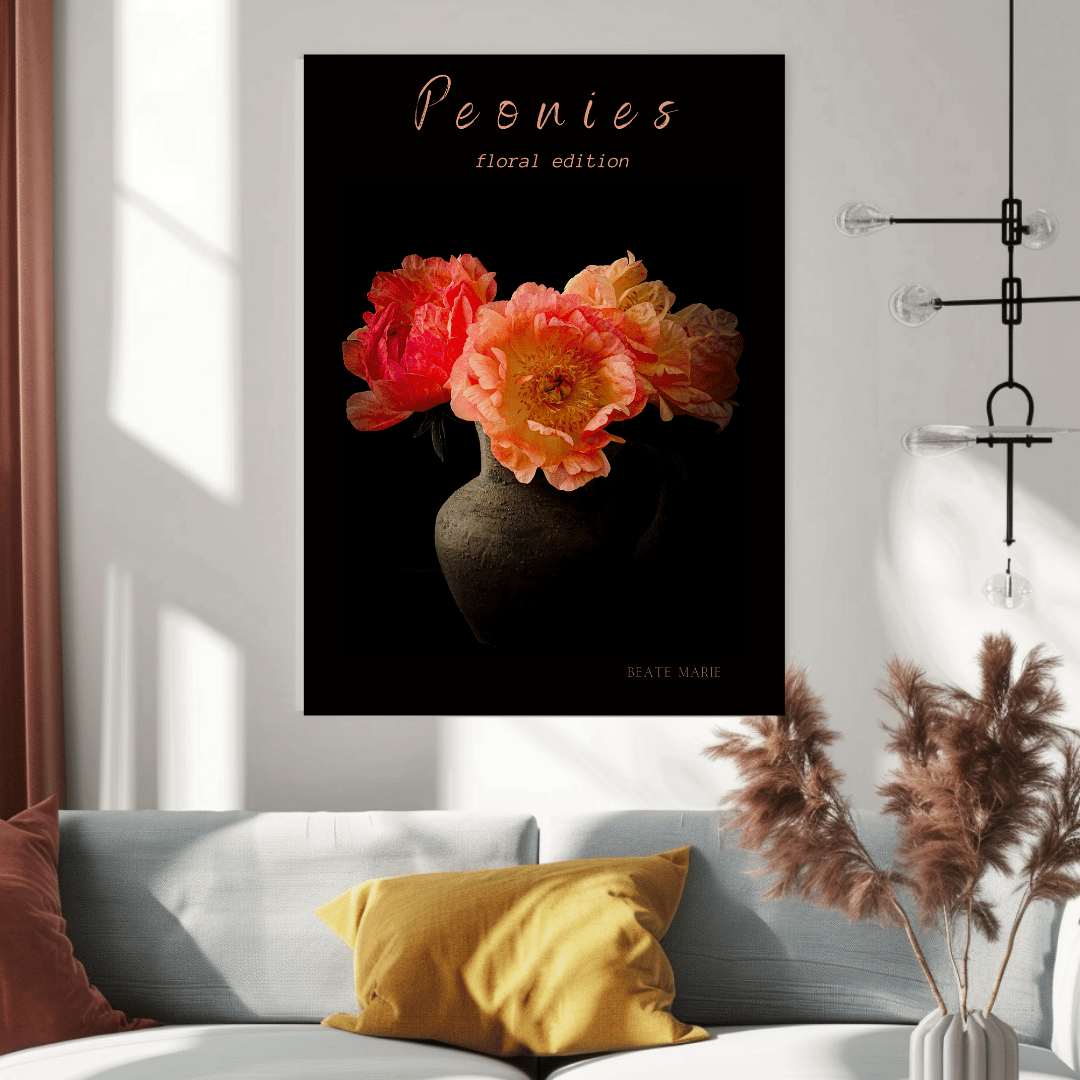 Levendige oranje pioenroos wanddecoratie boven grijze bank met geel kussen pampagras moderne Nederlandse woonkamer interieur styling
