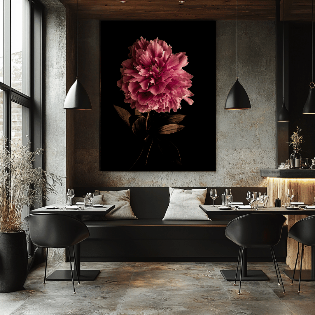 Fluweelachtige pioenroos wanddecoratie in luxe Nederlandse eetruimte met houten accenten betonnen wanden moderne hanglampen design interieur