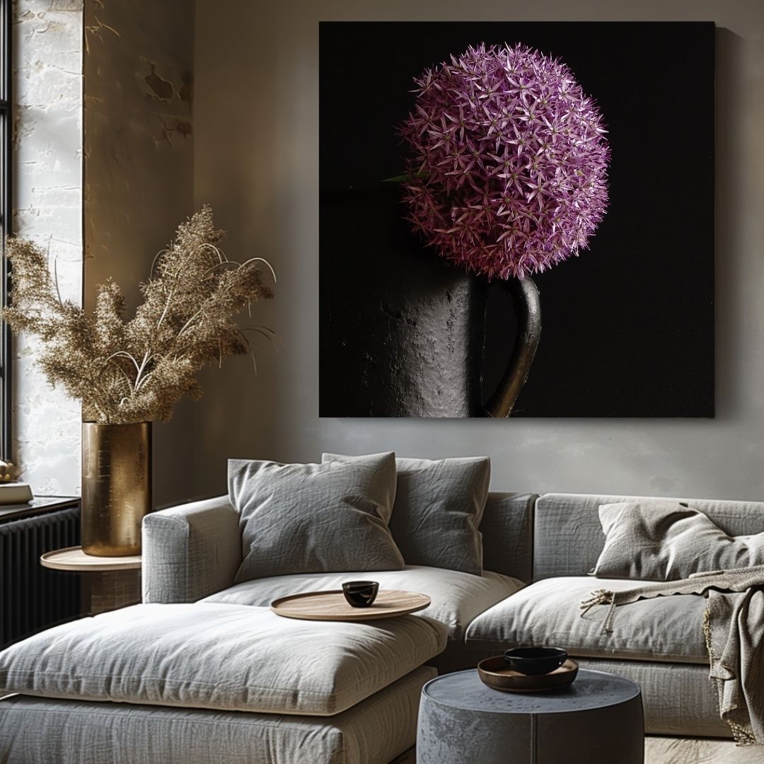 "Stijlvolle woonkamer met een lichtgrijze hoekbank en poef. Tegen de muur hangt een groot kunstwerk van een paarse allium bloem op een zwarte achtergrond. Links staat een gouden vaas met gedroogde pampasgrassen. De ruimte heeft een elegant, modern interieur met neutrale tinten, afgerond met een kleine ronde salontafel en zachte kussens voor extra comfort.