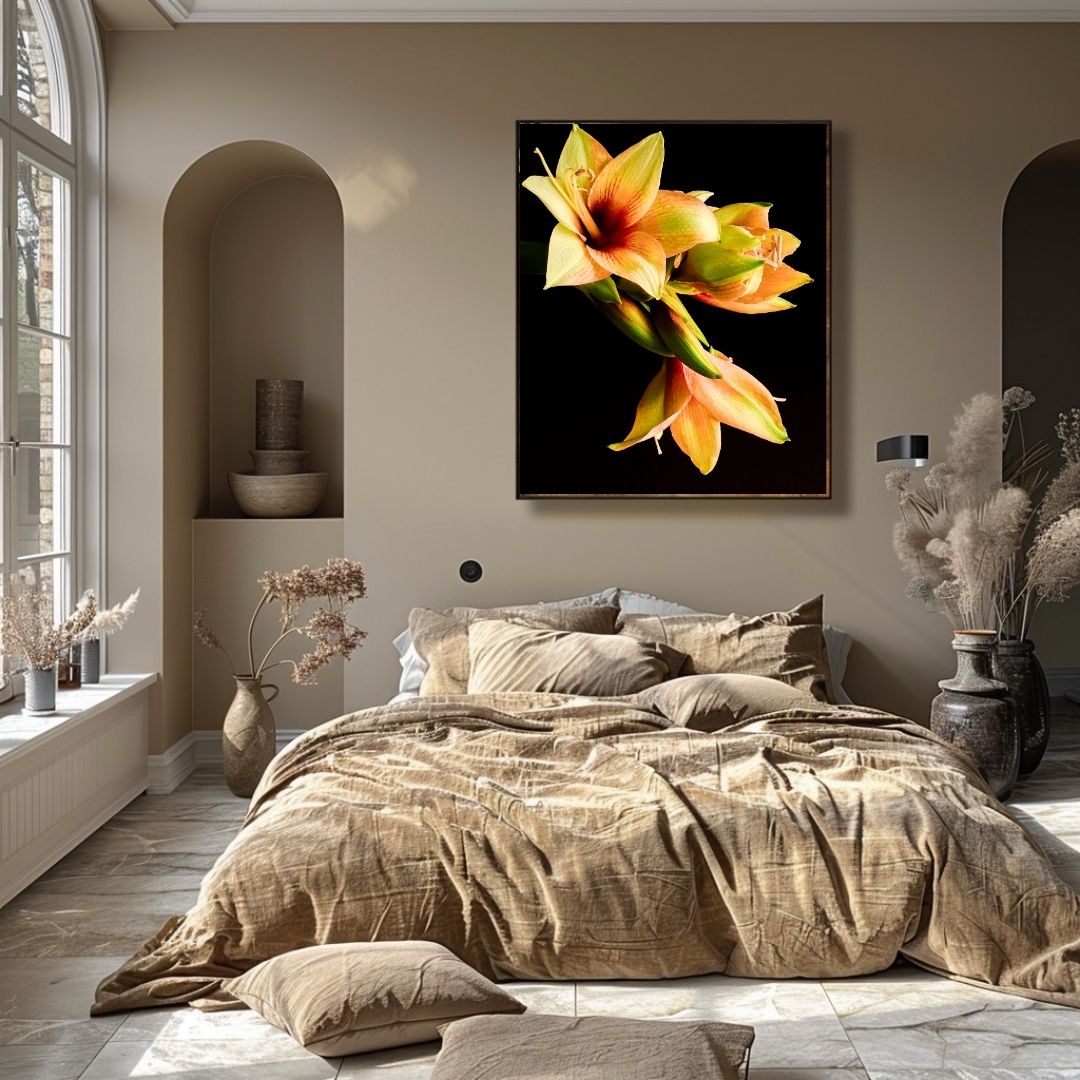 Een serene slaapkamer in aardetinten met een comfortabel bed bedekt met natuurlijk linnen beddengoed in zandkleuren. Het oranje-gele amaryllis kunstwerk met zwarte achtergrond hangt prominend boven het hoofdeinde en vormt een levendig contrast met de neutrale muren. De ruimte heeft architecturale details zoals een boogvormige nis met decoratieve vazen, grote ramen die natuurlijk licht binnenlaten, en diverse droogbloemarrangementen die de organische sfeer versterken. Het geheel straalt een rustgevende, natu