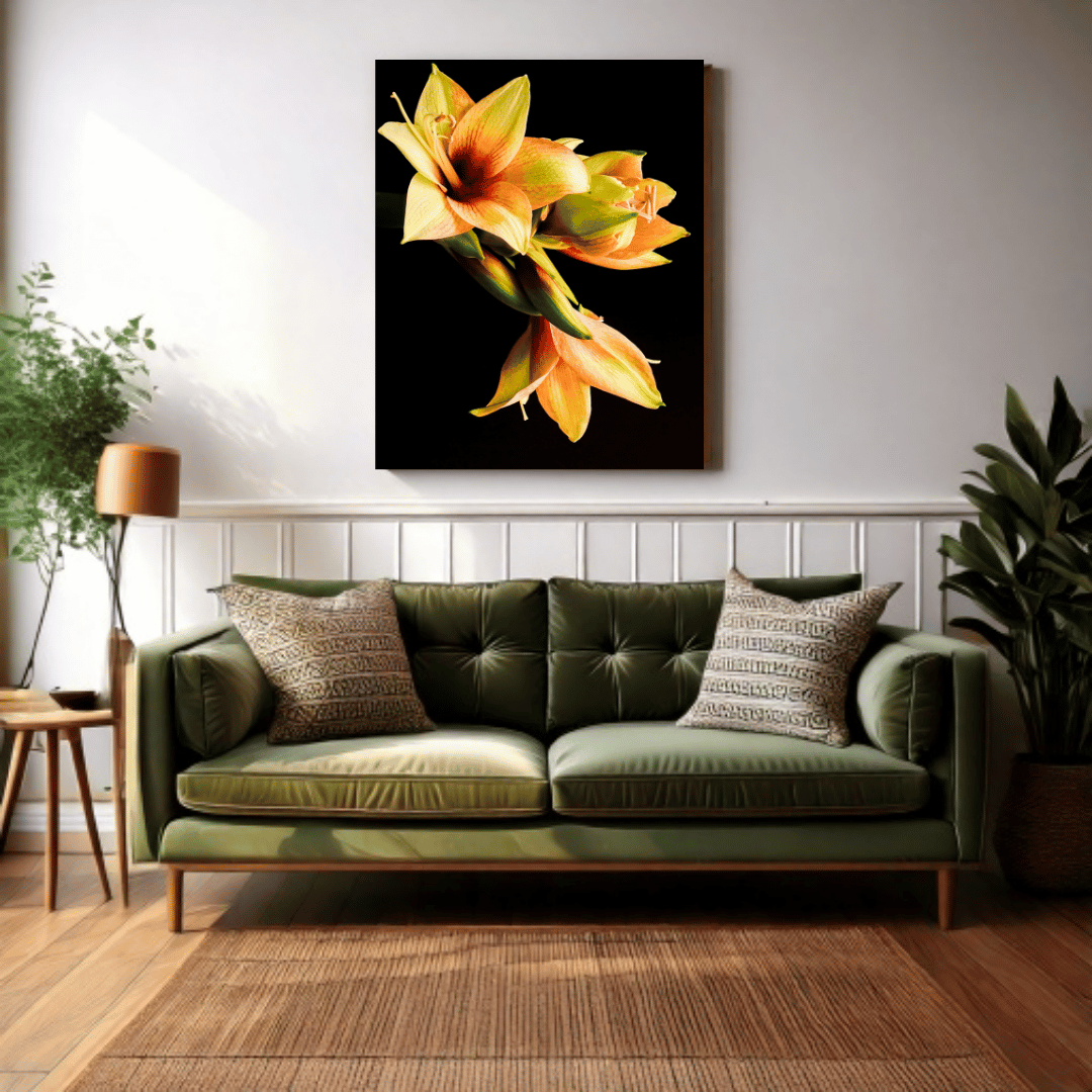 Een stijlvol interieur met een olijfgroene fluwelen bank voorzien van geometrisch gemusterde sierkussens. Boven de bank hangt een opvallend kunstwerk van oranje-gele amaryllis bloemen tegen een zwarte achtergrond. De ruimte wordt gecomplementeerd door groene kamerplanten, een houten bijzettafel met een lamp, en een natuurlijk geweven vloerkleed, wat samen een warm en uitnodigend woongedeelte creëert.