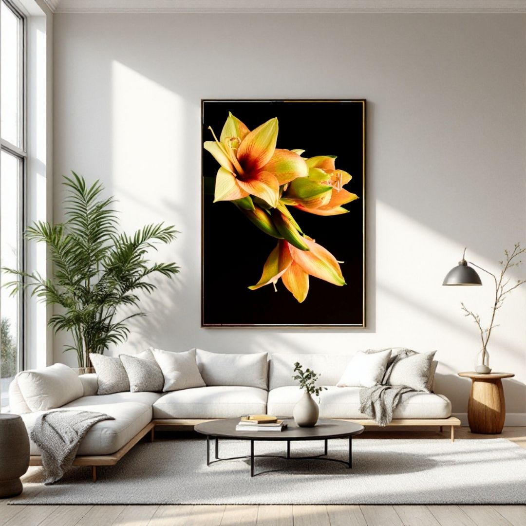 Een licht en luchtig modern interieur met een ruime witte hoekbank, versierd met enkele zachte kussens en een grijze deken. Centraal aan de muur hangt hetzelfde levendige kunstwerk van oranje-gele amaryllis bloemen in een elegante gouden lijst. De kamer wordt verlevendigd door grote ramen die natuurlijk licht binnenlaten, een grote palmboom in de hoek, een ronde zwarte salontafel en een minimalistisch houtaccent bijzettafel. Het geheel straalt een rustige, hedendaagse sfeer uit met een perfecte balans tusse