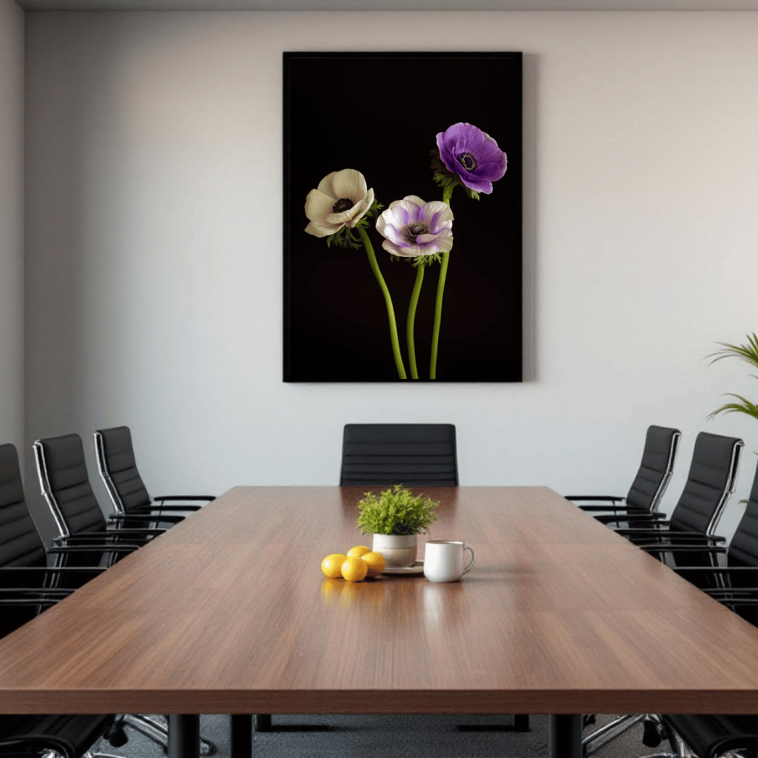 Kunstfotografie van drie elegante anemonen in wit, lavendel en paars tegen een diepzwarte achtergrond.