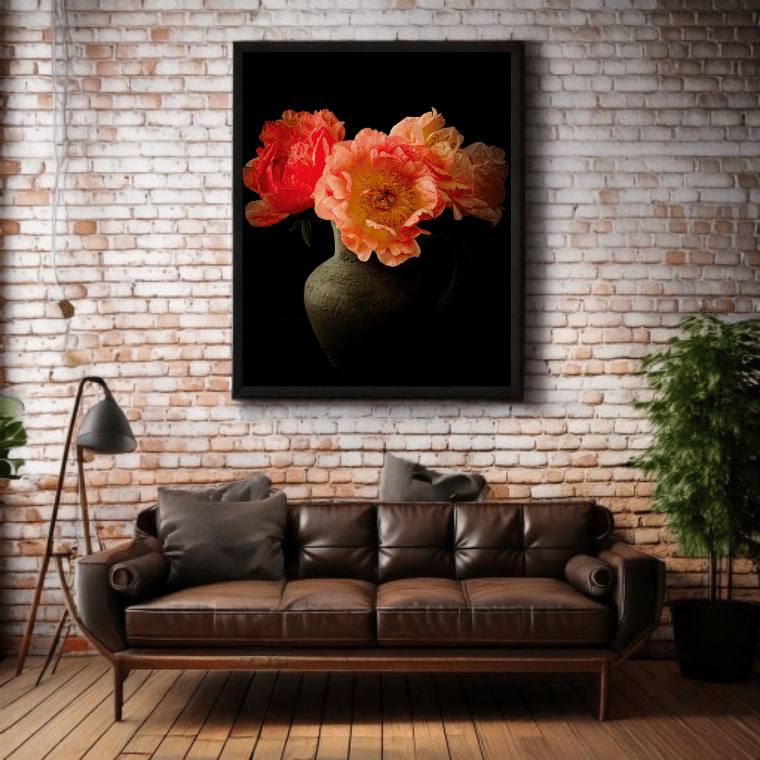 Koraal pioenrozen fine art print op bakstenen muur boven bruin leren designbank industriële vloerlamp Nederlandse woonkamer interieur