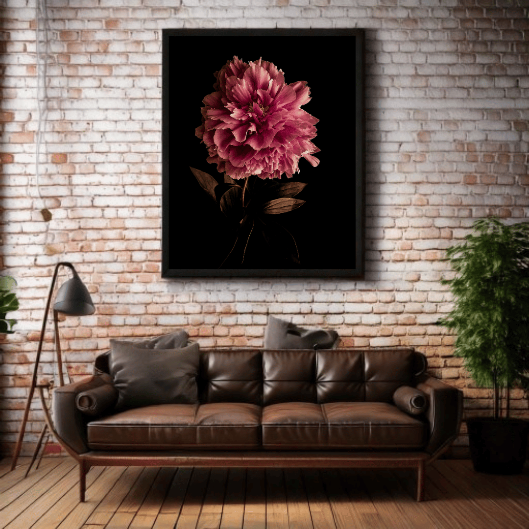 Luxe bordeaux botanische kunst op bakstenen muur boven bruin leren designbank industriële vloerlamp Nederlandse woonkamer styling