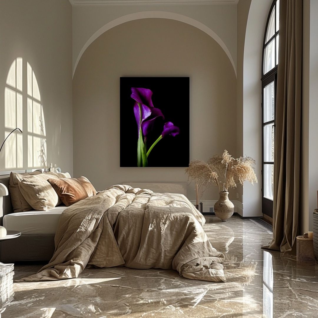 Mystieke paarse calla wandkunst boven luxe bed in elegante slaapkamer met gewelfde doorgang en warme neutrale tinten interieur