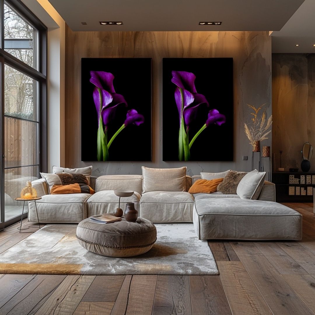 Twee identieke Nyx's Whisper calla prints boven grijze designbank in luxe woonruimte met houten accenten en moderne architectuur