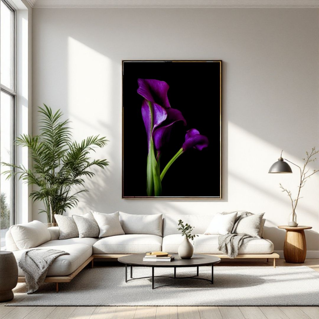 Nyx's Whisper paarse calla kunstprint boven beige hoekbank in lichte moderne woonkamer met natuurlijk licht en groene planten styling