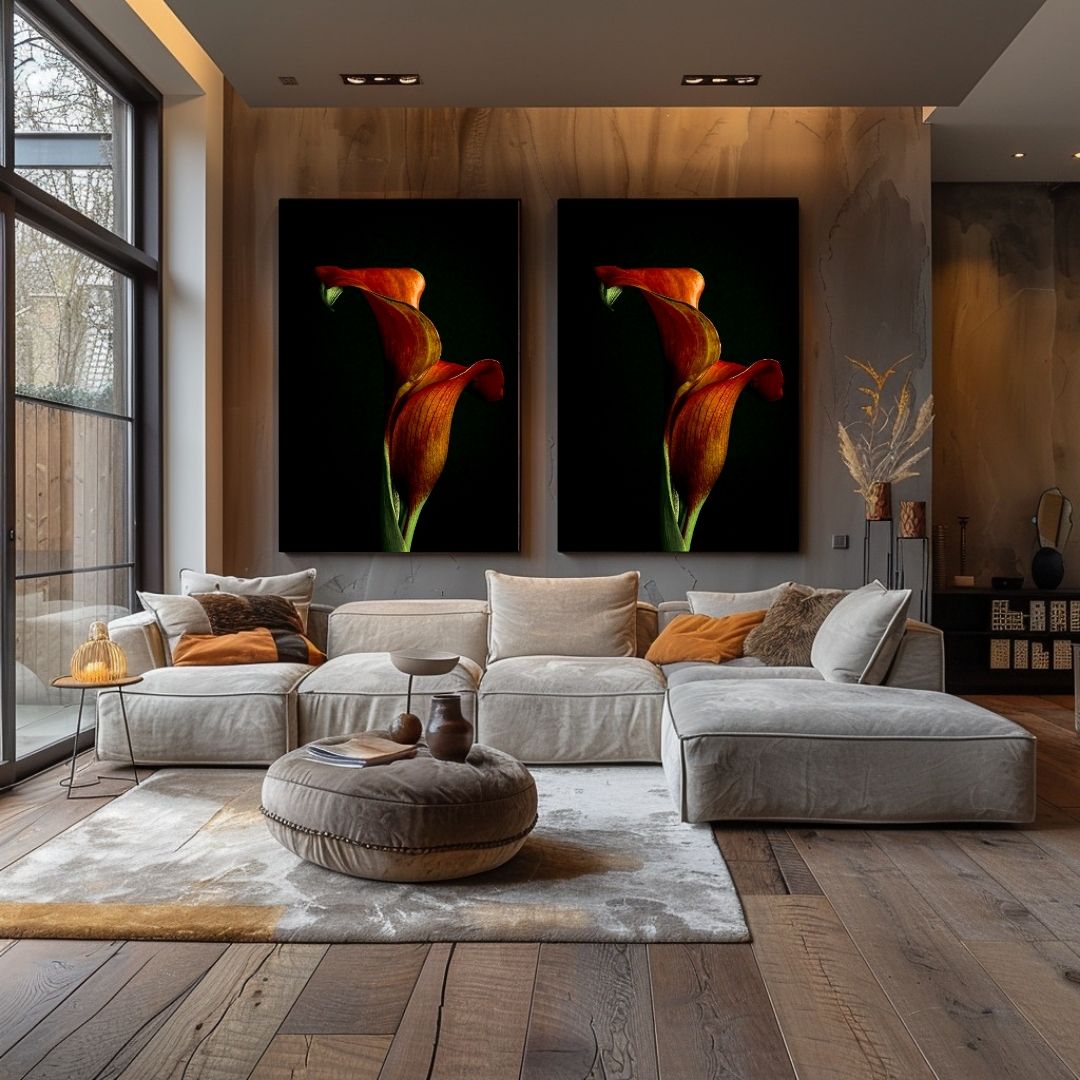 Twee Scarlet Swirl rode calla prints boven grijze designbank in luxe woonkamer met houten accenten en moderne architectuur, warme styling