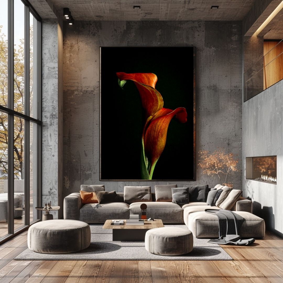 Grote Scarlet Swirl calla kunstprint in industriële woonkamer met betonnen muren en moderne open haard, statement piece in strakke ruimte