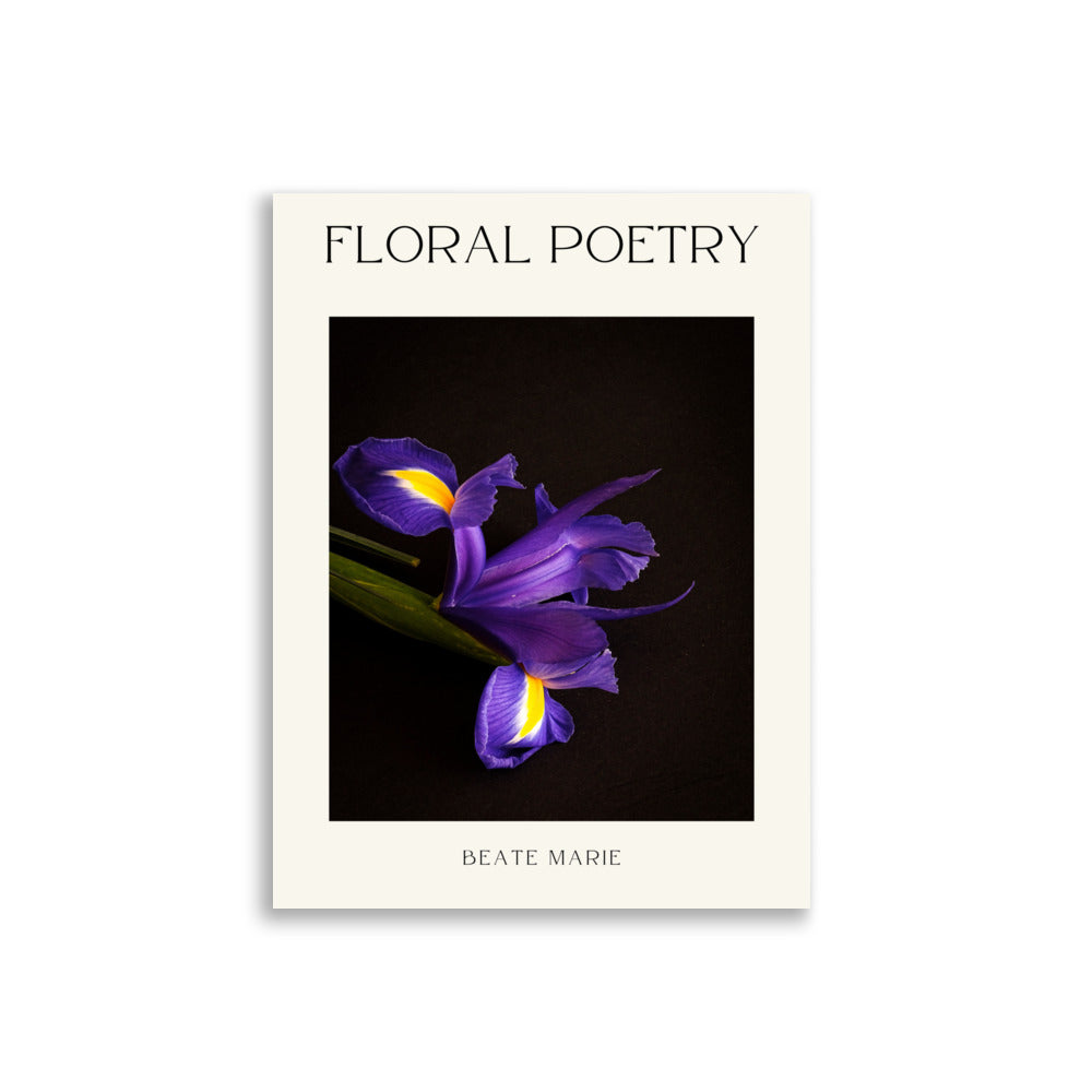 Kunstfoto getiteld "FLORAL POETRY" toont een paarse iris tegen een zwarte achtergrond. De bloem heeft opvallende gele accenten in het hart. Groene stengel zichtbaar. De foto is omlijst door een witte rand met de titel bovenaan en de naam "BEATE MARIE" onderaan. 30x40 cm