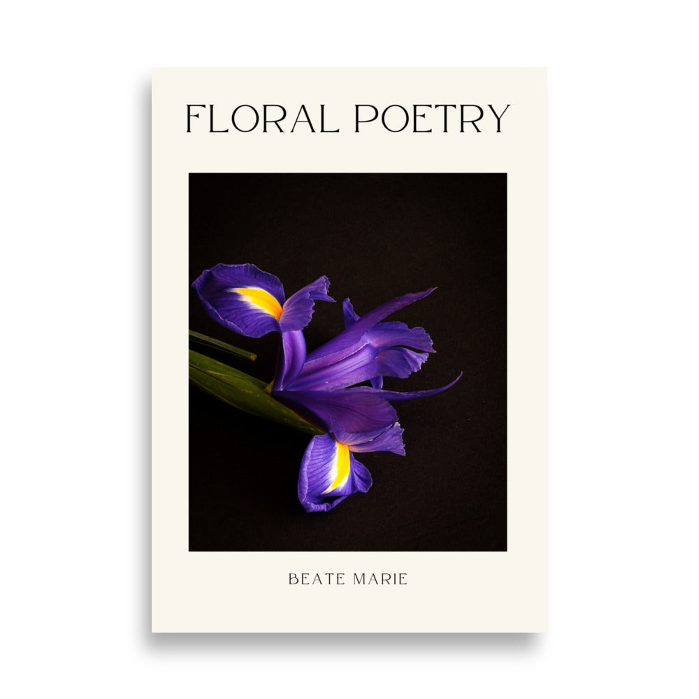 Kunstfoto getiteld "FLORAL POETRY" toont een paarse iris tegen een zwarte achtergrond. De bloem heeft opvallende gele accenten in het hart. Groene stengel zichtbaar. De foto is omlijst door een witte rand met de titel bovenaan en de naam "BEATE MARIE" onderaan. 70x100 cm