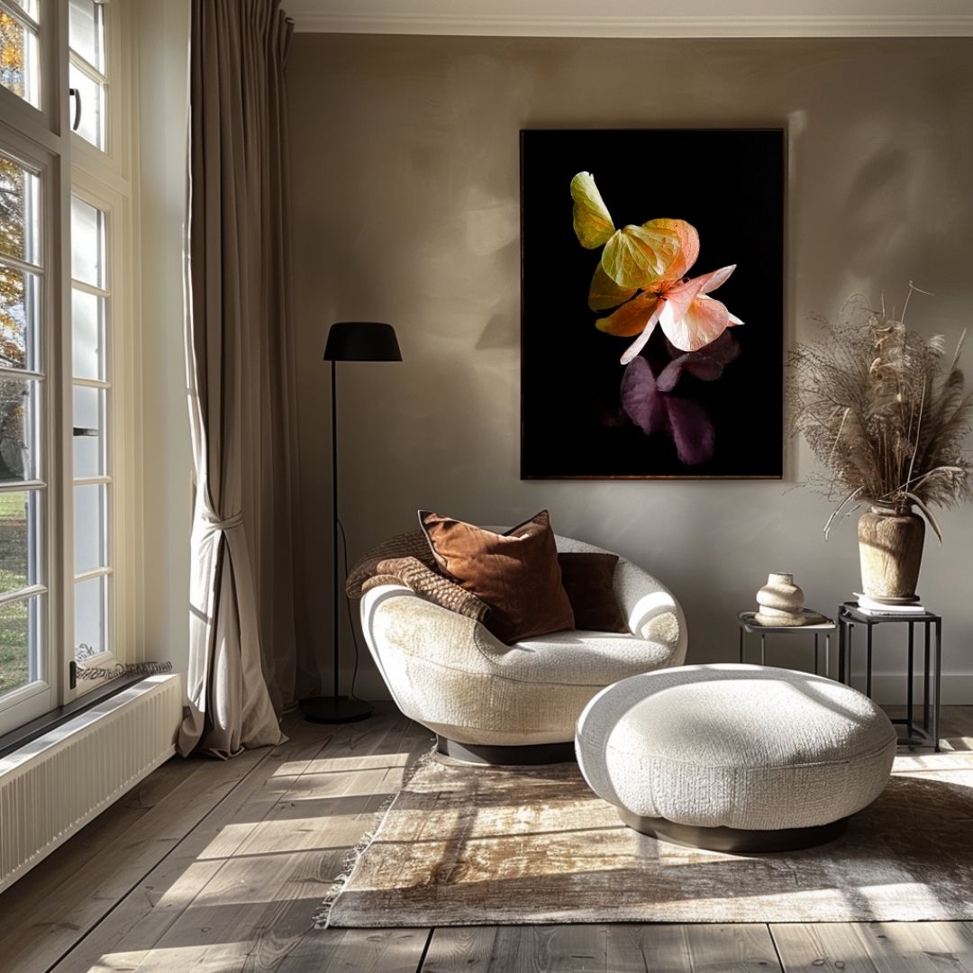 Ethereal Dawn hortensia print boven design fauteuil in lichte leeshoek met veel natuurlijk licht, warme neutrale tinten en contemplatieve sfeer