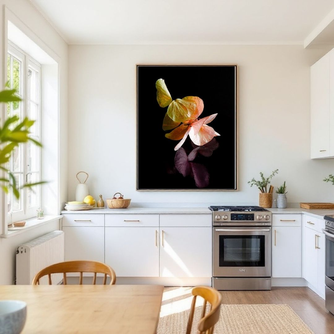 Zwevende hortensia kunstprint in moderne witte keuken boven aanrecht, natuurlijke styling met groene planten en warme houten accenten