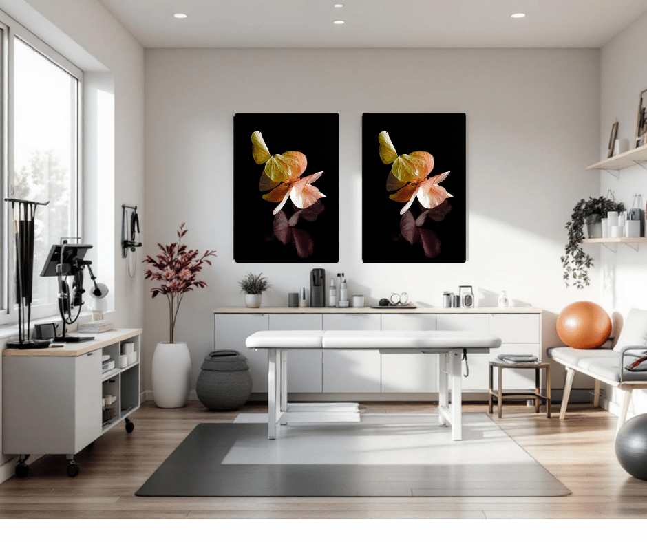 Twee identieke Ethereal Dawn prints in moderne werkruimte boven bureau, minimalistische kantoor styling met witte meubels en natuurlijk licht
