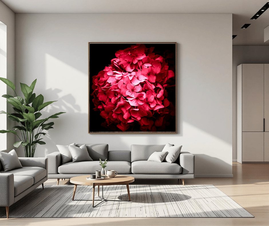 Grote vierkante hortensia wandkunst als focal point boven grijze designbank in strakke moderne woonruimte met minimalistischer interieur