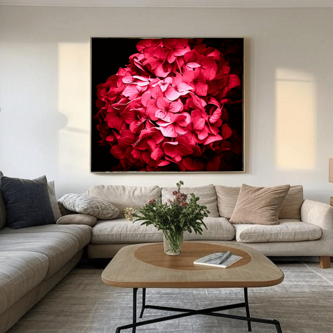 Vibrant Pink Hydrangeas vierkante print boven beige hoekbank in neutrale woonkamer, kleuraccent in moderne interieur met natuurlijke styling