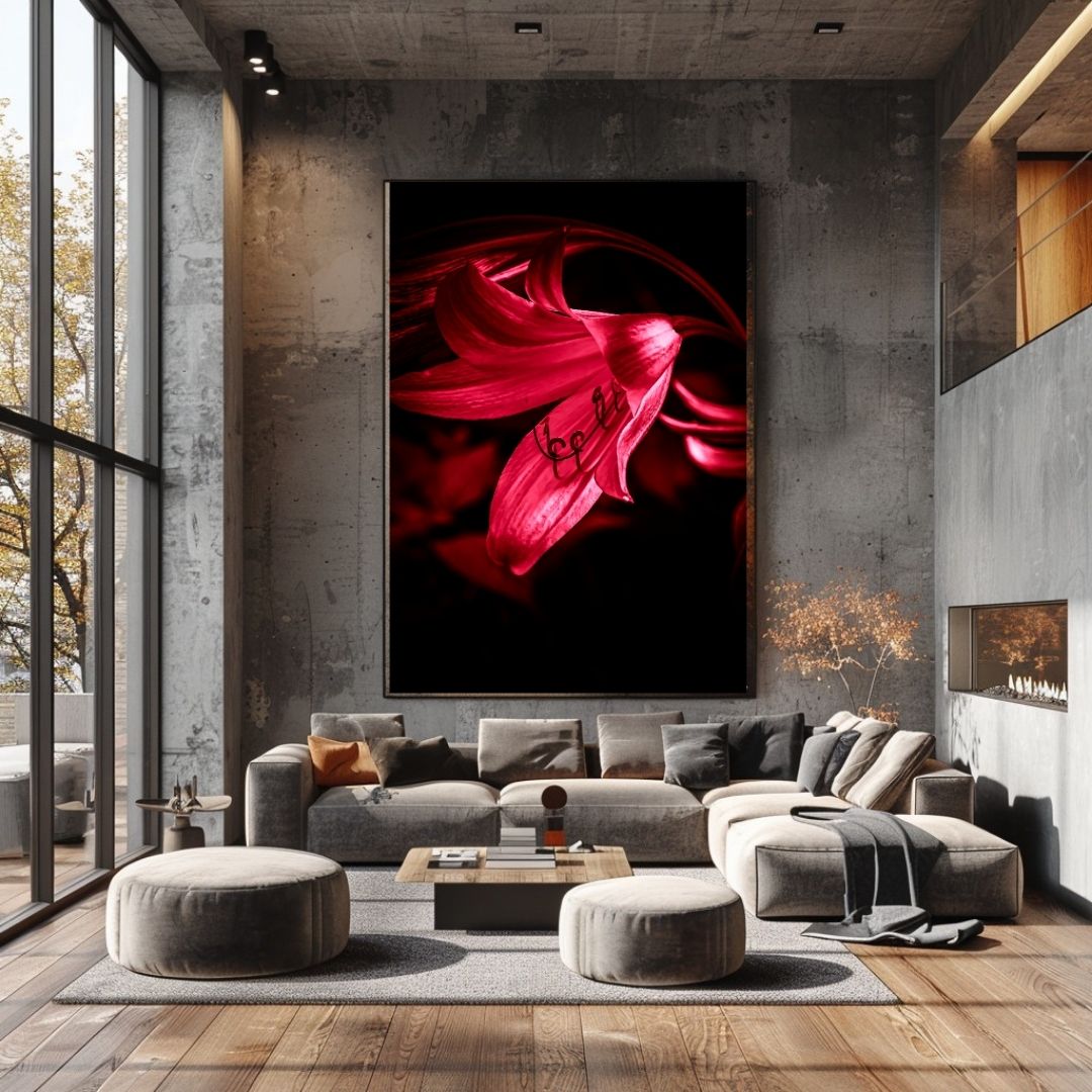 Grote Crimson Whispers lelie print in industriële loft met betonnen muren en grijze modulaire bank, dramatische botanische kunst als focal point
