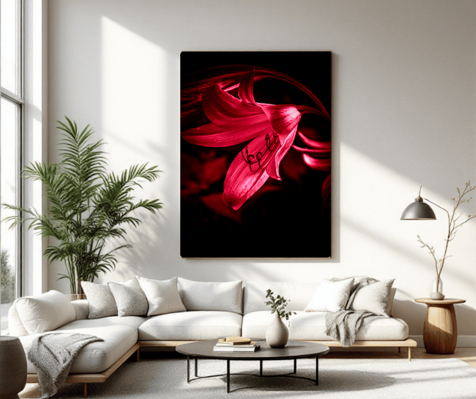 Intense rode lelie wandkunst boven lichte hoekbank in moderne woonkamer met veel natuurlijk licht en minimalistische neutrale decoratie
