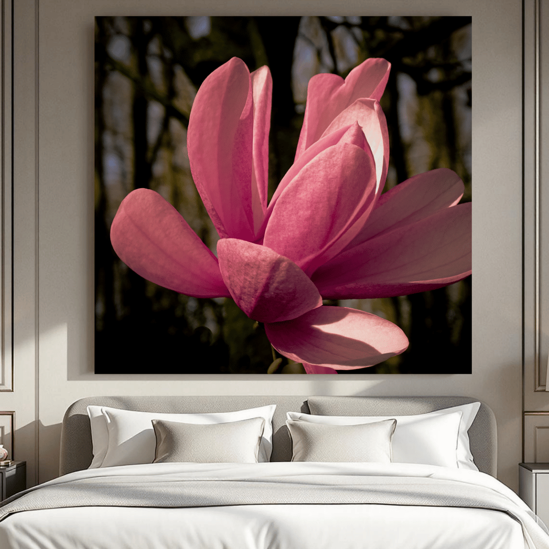 Roze magnolia kunstprint boven luxe bed in elegante slaapkamer met neutrale tinten, welkomende voorjaarssfeer in rustige slaapruimte styling