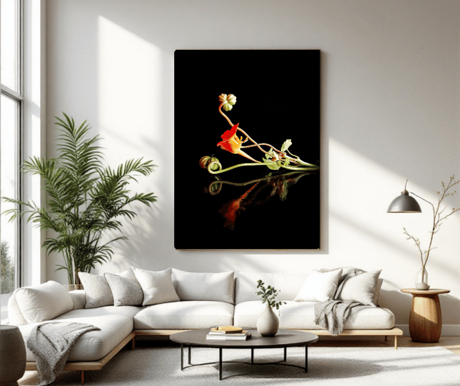 Dansende botanische wandkunst in lichte moderne woonkamer boven beige hoekbank met minimalistische styling en natuurlijke plant accenten