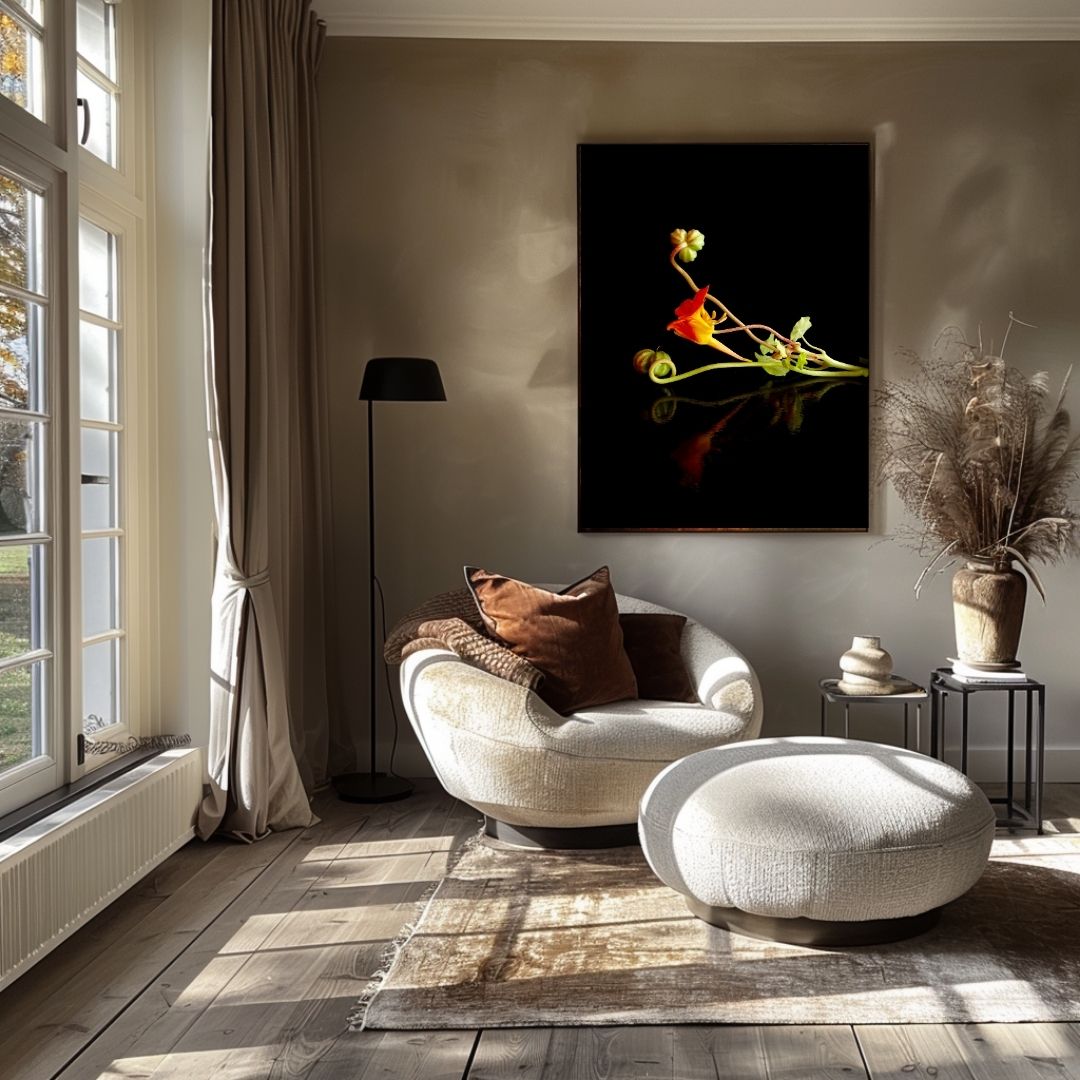 Kleurrijke nasturtium kunstprint boven elegante ronde fauteuil in warme leeshoek met veel natuurlijk licht en contemplatieve sfeer styling