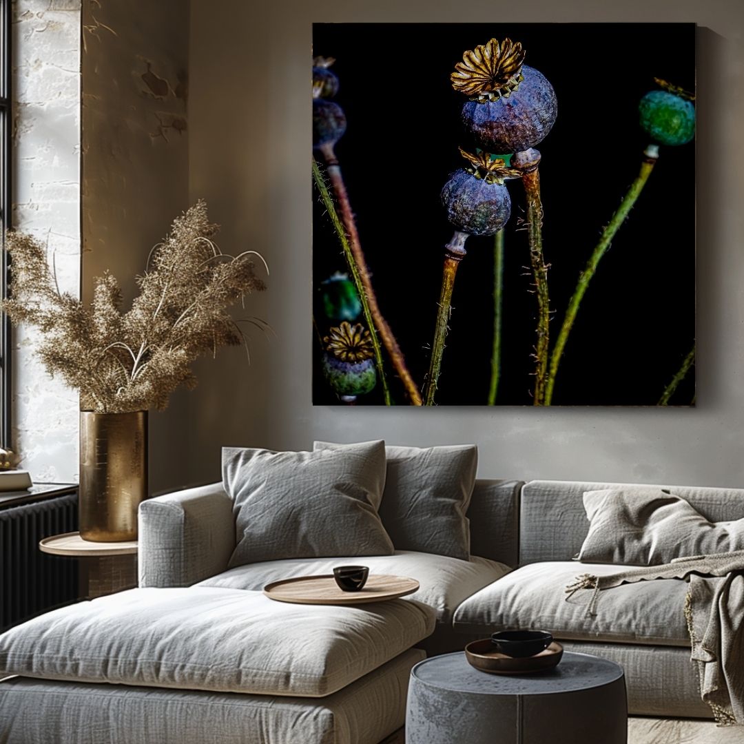 Night Vision klaproos zaaddozen print boven grijze designbank in moderne woonkamer met gouden accenten en droogbloemen decoratie