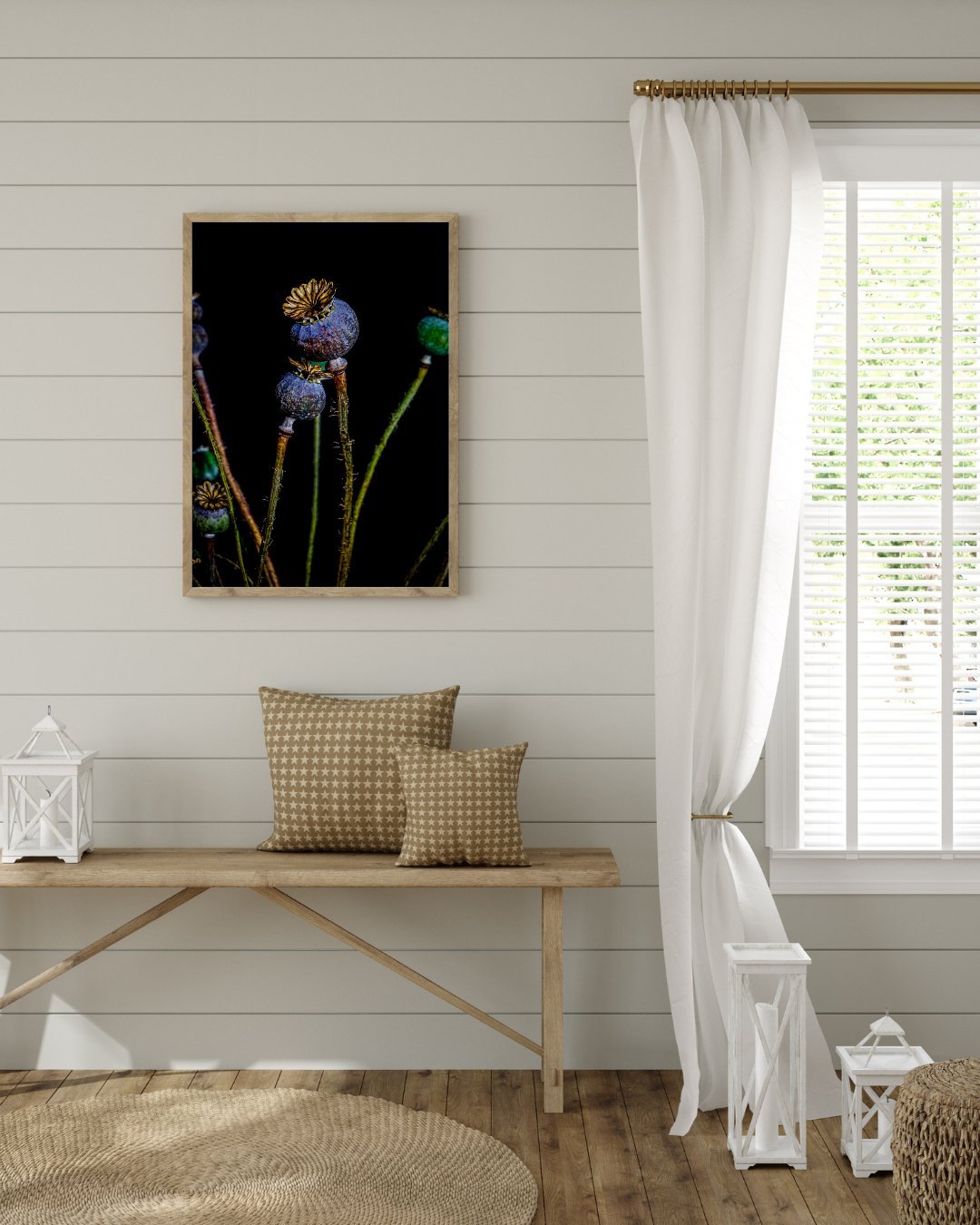 Mystieke blauwe papaver botanische wanddecoratie in houten lijst boven landelijke houten bank met witte lambrisering interieur