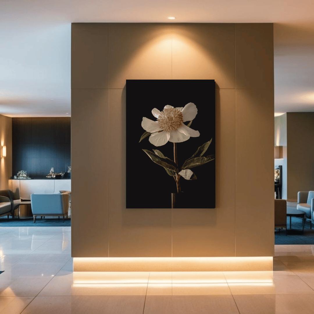 Een elegante witte pioen met crèmekleurig hart tegen een diepzwarte achtergrond. De delicate bloem heeft zes grote, lichtgetinte bloembladeren rondom een weelderig centrum van fijne meeldraden. De bloem wordt gedragen door een slanke stengel met enkele glanzende groene bladeren, wat zorgt voor een klassiek botanisch portret met een dramatisch contrast.