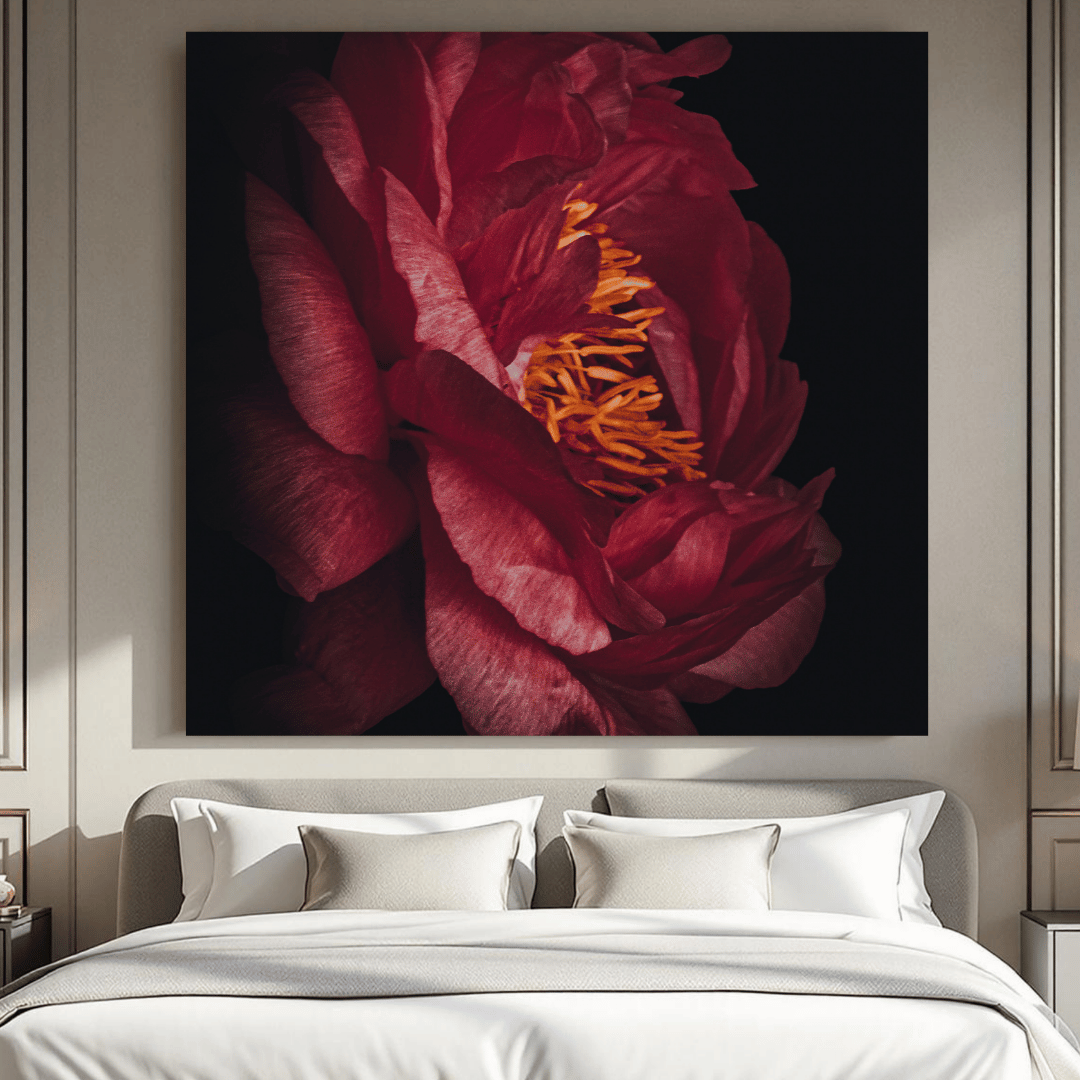 Ruby Embrace rode pioenroos kunstprint boven grijs bed met witte lakens in elegante moderne slaapkamer