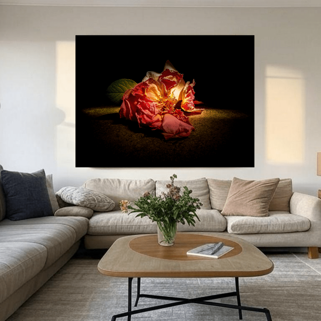 Eternal Glow roos kunstprint boven beige hoekbank in lichte moderne woonkamer met houten salontafel en bloemen