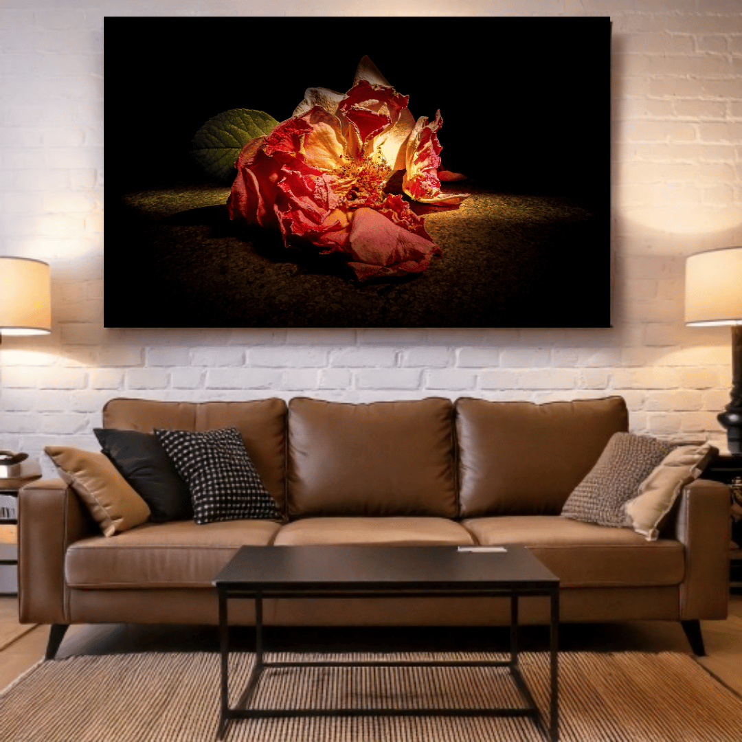 Eternal Glow mystieke roos print tegen witte bakstenen muur boven bruine leren bank met sfeerlampen