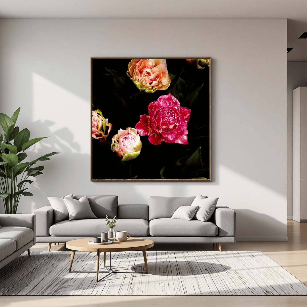 Botanische kunstprint van elegante tulpen in levendige roze en zalmtinten tegen een dramatische zwarte achtergrond