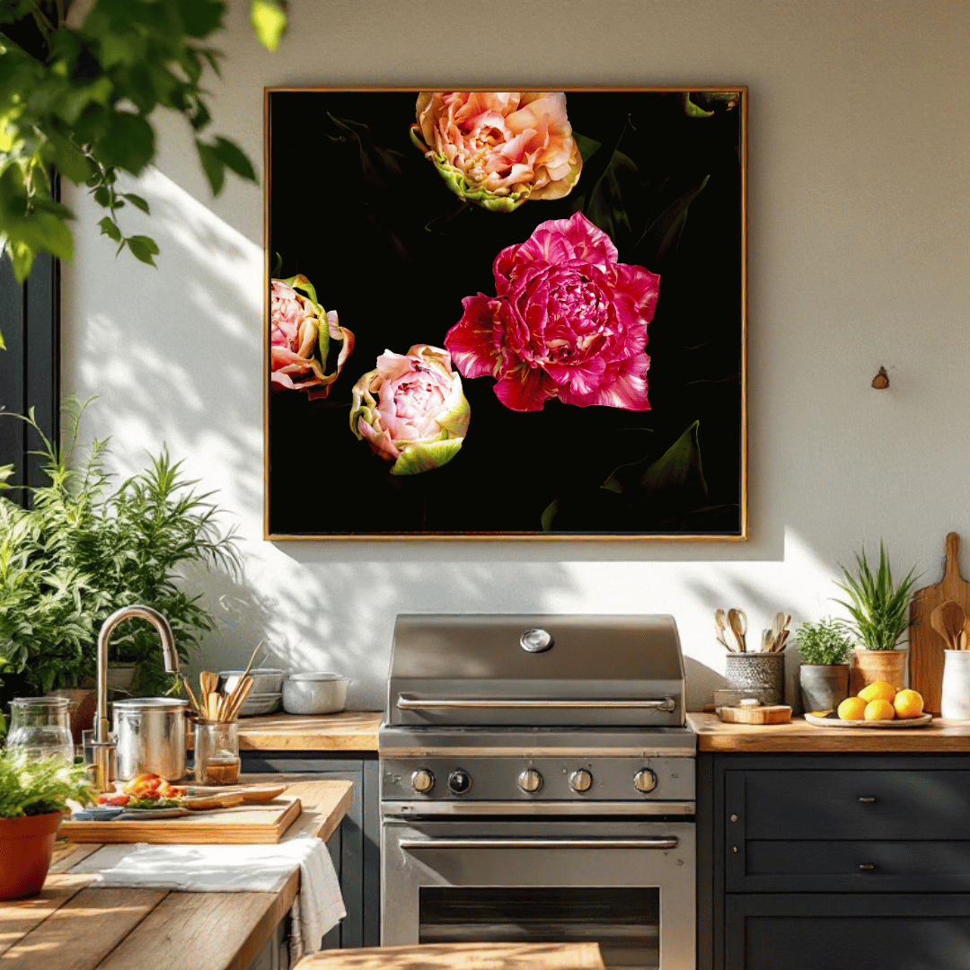 Botanische kunstprint van elegante tulpen in levendige roze en zalmtinten tegen een dramatische zwarte achtergrond