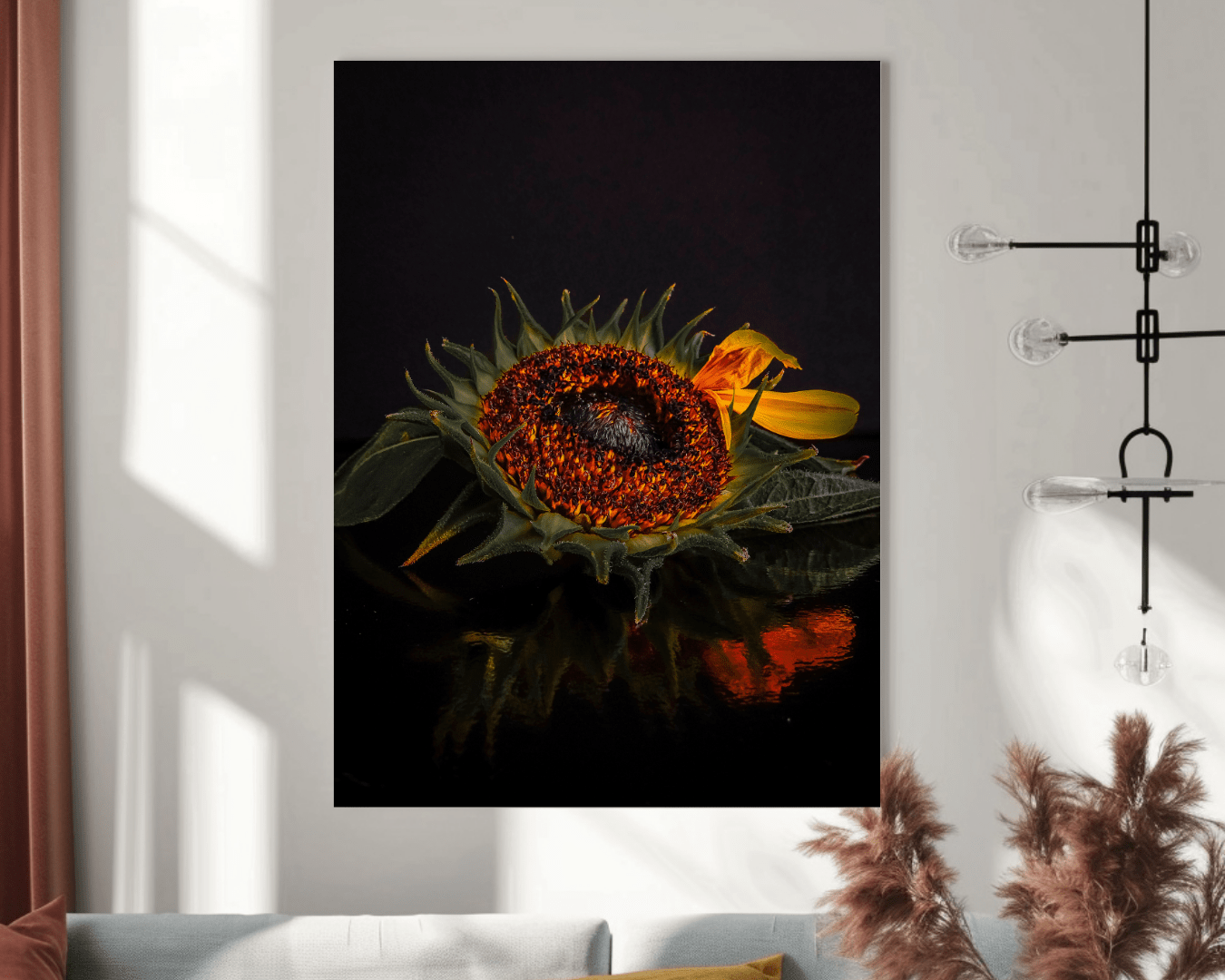 Solar Heart zonnebloem print aan witte muur naast moderne verlichting met pampagras in minimalistische ruimte