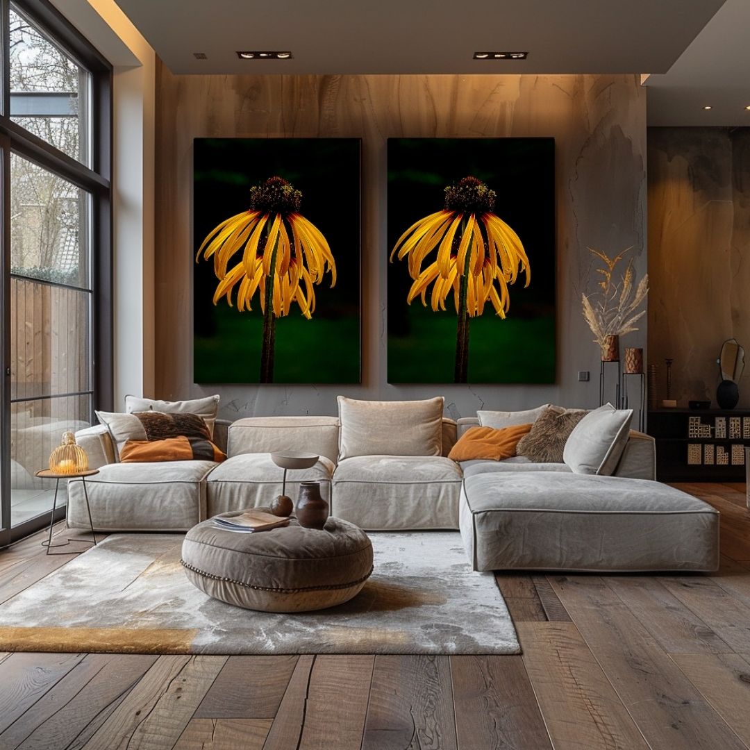 Twee grote posters van een gele Echinacea naast elkaar aan de muur in een modern interieur.
